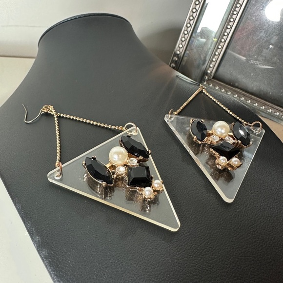 Statement piece Geometric triangle pearl and black gem dangle earrings - Picture 4 of 6
